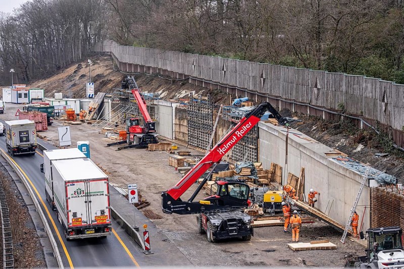 Construction work on a concrete retaining wall at the Duisburg-Kaiserberg motorway junction, on the A3, North Rhine-Westphalia, Germany