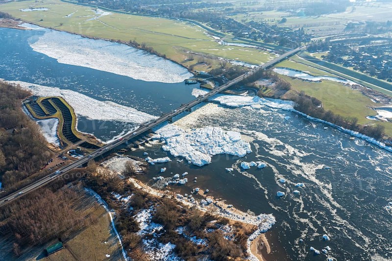 Geesthacht, Elbe bridge with dam, Elbe bridge, dam, barrage, water regulation, weir, Elbe, federal road, B, 404, water, bridge, aerial view, Hamburg, Schleswig-Holstein, Germany, power generation, wave, ice floe, iceberg, attraction, Lower Saxony