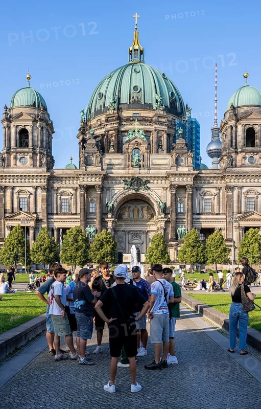 Young tourists in the Berlin Pleasure Garden, Berlin Cathedral, Berlin, Germany