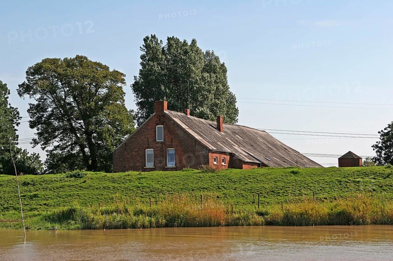 Farmhouse behind the river dike, Leda and Jümme catchment area, Leer district, Lower Saxony, East Frisia, Germany