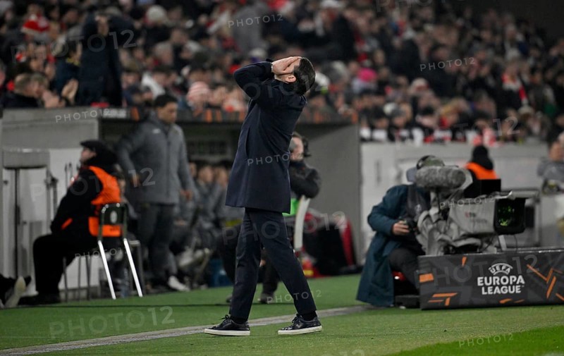 Coach Gerardo Seoane BSC Young Boys Bern on the sidelines disappointed gesture soccer, UEFA EUROPA LEAGUE, MHPArena, MHP Arena Stuttgart, Baden-Württemberg, Germany