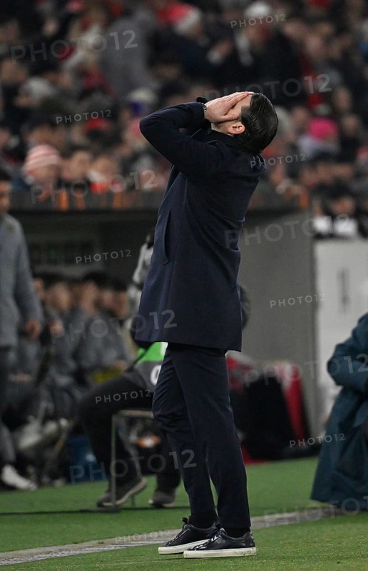 Coach Gerardo Seoane BSC Young Boys Bern on the sidelines disappointed gesture soccer, UEFA EUROPA LEAGUE, MHPArena, MHP Arena Stuttgart, Baden-Württemberg, Germany