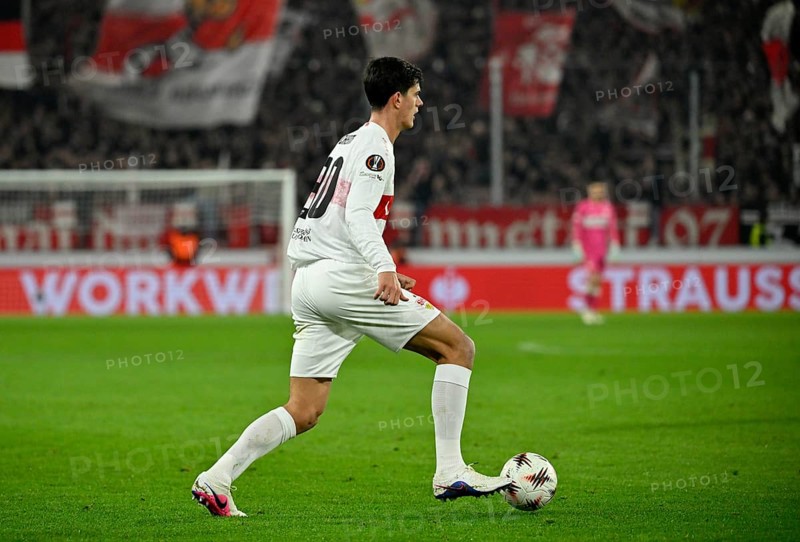 Jose Maria Chema Andres Baixauli VfB Stuttgart (30) Action on the ball Football, UEFA EUROPA LEAGUE, MHPArena, MHP Arena Stuttgart, Baden-Württemberg, Germany