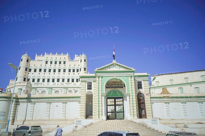 In Seiyun, Yemen, on January 15, 2026, the national flag of Yemen flies over a government building in the city center. This symbolic moment follows the deployment of the Saudi-backed Nation's Shield Forces (Dir' al-Watan) and the withdrawal of Southern Transitional Council (STC) units, Hadramout, Seiyun, Yemen