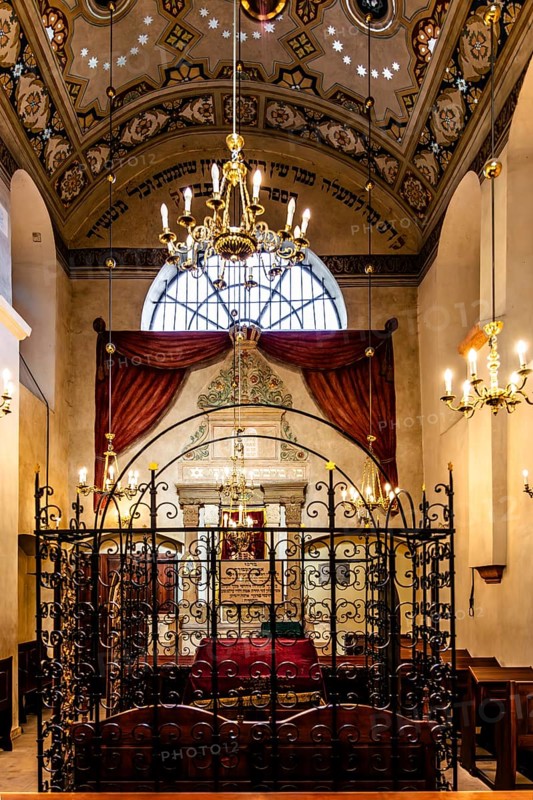 Bima, Remuh Synagogue, 1553, one of two synagogues still in use today, Kazimierz Jewish Quarter, important, formerly independent district that has developed into an important center of Jewish culture since the 14th century, Krakow, Poland