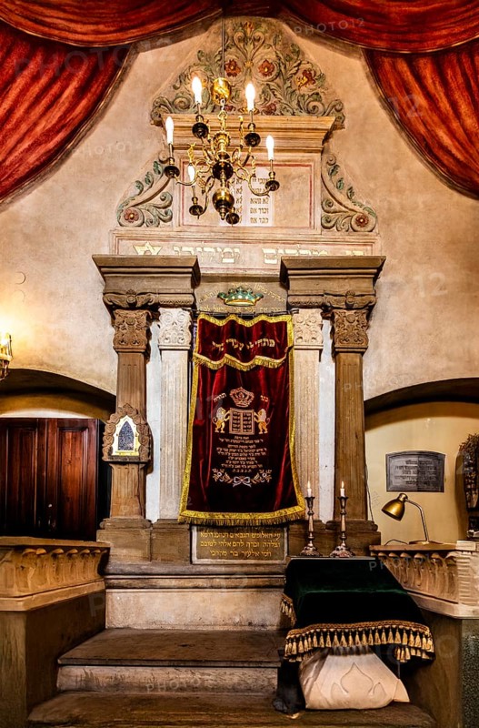 Torah shrine, Remuh Synagogue, 1553, one of two synagogues still in use today, Kazimierz Jewish Quarter, important, formerly independent district that has developed into an important center of Jewish culture since the 14th century, Krakow, P