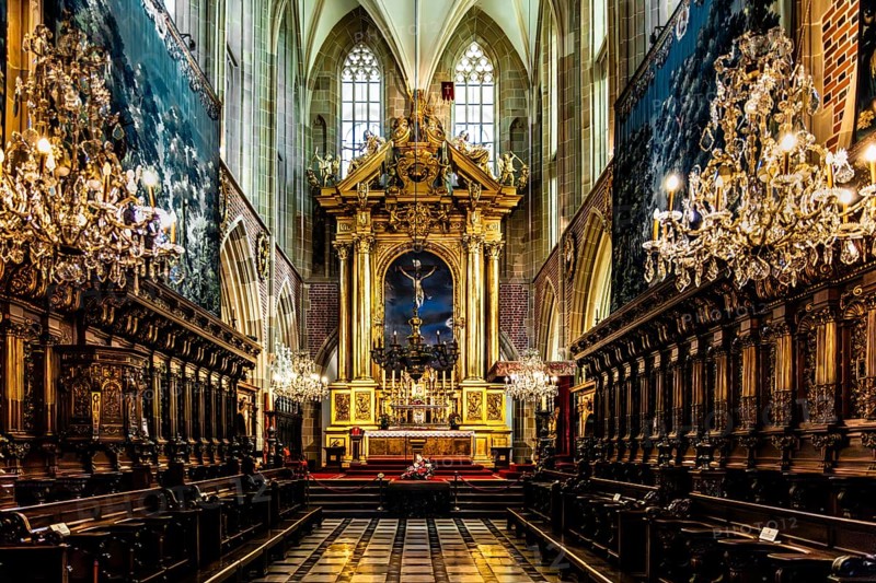 Baroque main altar in the choir room by Giovanni Battista Gisleni, 1650, painting of the Crucifixion of Christ in its center, Wawel Cathedral, Coronation and Burial Church of the Kings of Poland, 11th century, Krakow, Poland