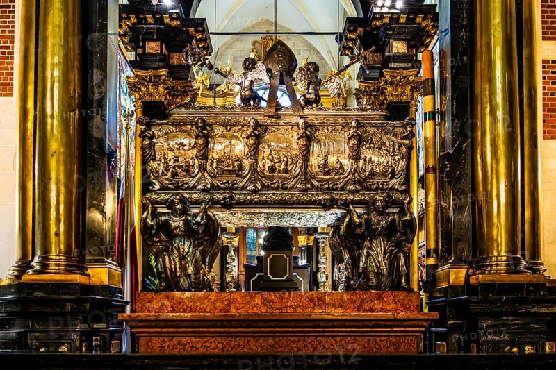 Mausoleum of St. Stanislaw, Krakow Bishop and Patron of Poland, 11th century, canopy with gilded dome supported by four angels, Wawel Cathedral, Coronation and Burial Church of the Kings of Poland, 11th century, Krakow, Poland