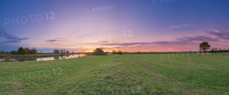 View along a protective dike on the Weser at sunset, Mahlen, Hassel, Nienburg, Lower Saxony, Germany