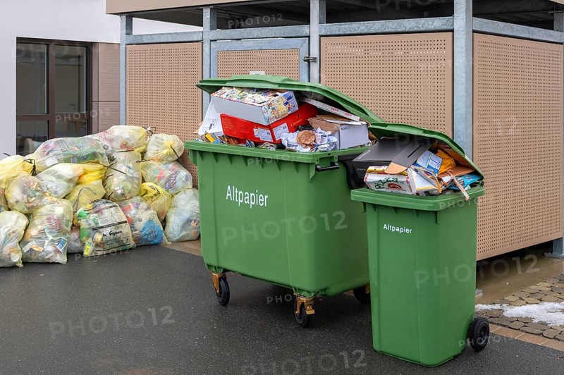 Pick-up day for paper and the yellow bag, Eckental, Middle Franconia, Bavaria, Germany