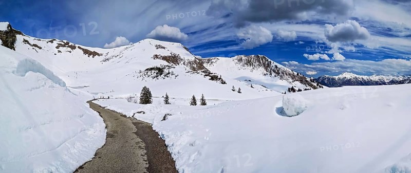 Alpine mountain panorama with hiking trail in snow on the Fellhorn in spring in the Allgäu Alps in the sun with blue sky, Allgäu, Alps, Bavaria, Germany