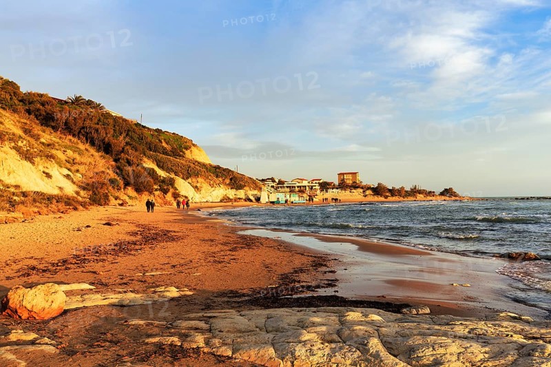 Walkers on the beach, Lido Scala dei Turchi, Realmonte, Agrigento, Sicily, south coast, Mediterranean Sea, Italy