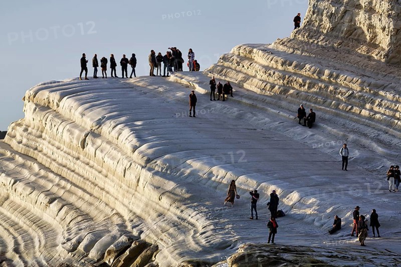 Terraced chalk cliffs Scala dei Turchi, walkers on Turkish steps, Realmonte, Agrigento, Sicily, south coast, Mediterranean Sea, Italy