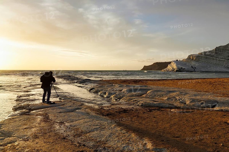 Photographer on the beach, Lido Scala dei Turchi, evening sun, Realmonte, Agrigento, Sicily, south coast, Mediterranean Sea, Italy