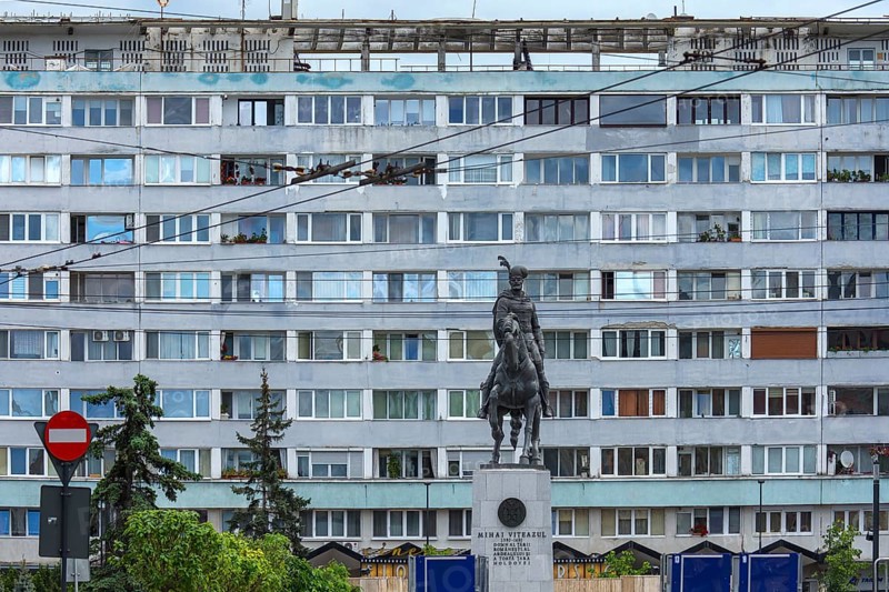 Prefabricated building, in front an equestrian statue of Romanian national hero Mihai Viteazul, Michael the Brave, 1558-1601, Cluj-Napoca, Romania