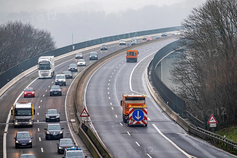 Closure of the A52 motorway, between AK Breitscheid and AS Kettwig, in the direction of Essen, a transitional structure where the roadway merges with the Ruhr Valley Bridge is damaged and must be renewed, how long the repair will take is still unknown, the consequences are long traffic jams and delays for car drivers, the bridge is used daily by more than 80, 000 vehicles and is to be replaced in the long term, it was completed in 1966, it is the longest Steel road bridge in Germany
