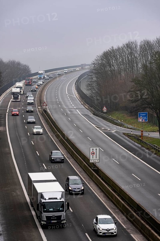 Closure of the A52 motorway, between AK Breitscheid and AS Kettwig, in the direction of Essen, a transitional structure where the roadway merges with the Ruhr Valley Bridge is damaged and must be renewed, how long the repair will take is still unknown, the consequences are long traffic jams and delays for car drivers, the bridge is used daily by more than 80, 000 vehicles and is to be replaced in the long term, it was completed in 1966, it is the longest Steel road bridge in Germany