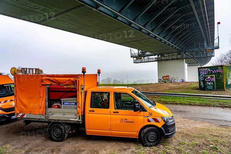 Autobahn GmbH vehicles under the Ruhr Valley Bridge, work in the bridge box, during the closure of the A52 motorway, between AK Breitscheid and AS Kettwig, in the direction of Essen, a transitional structure where the roadway merges with the Ruhr Valley Bridge is damaged and must be renewed, how long the repair will take is still unknown, the consequences are long traffic jams and delays for car drivers, the bridge is damaged and must be renewed by more than 8 0.000 vehicles are used and are to be replaced in the long term, it was completed in 1966, it is the longest Steel road bridge in Germany