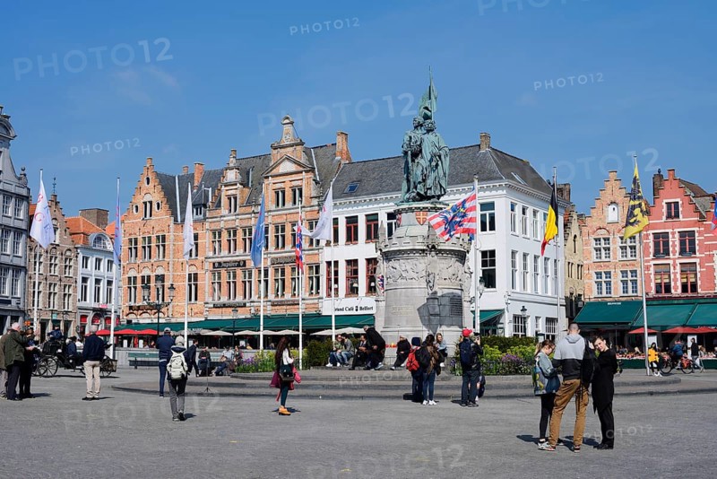 Market square Grote Markt with Jan Breydel and Pieter de Coninck monument and guild houses, Bruges, West Flanders, Flanders, Belgium
