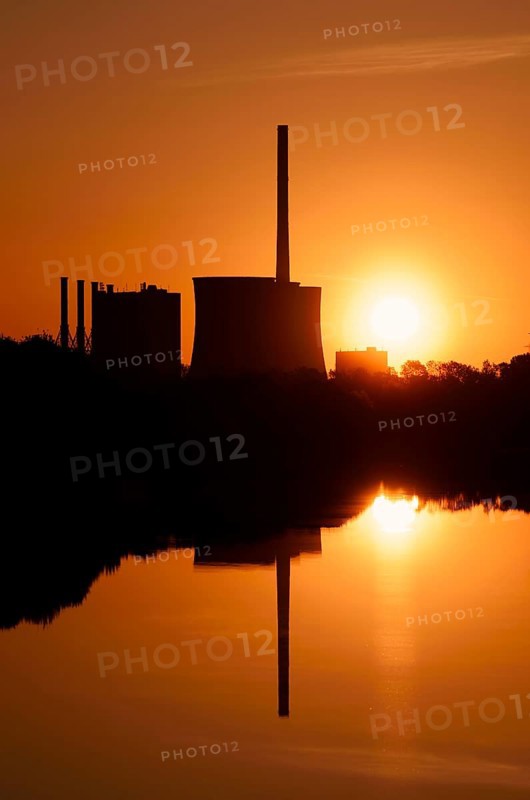 Lake in the 'Am Tibaum' nature reserve and Gersteinwerk power plant at sunrise, Hamm, North Rhine-Westphalia, Germany