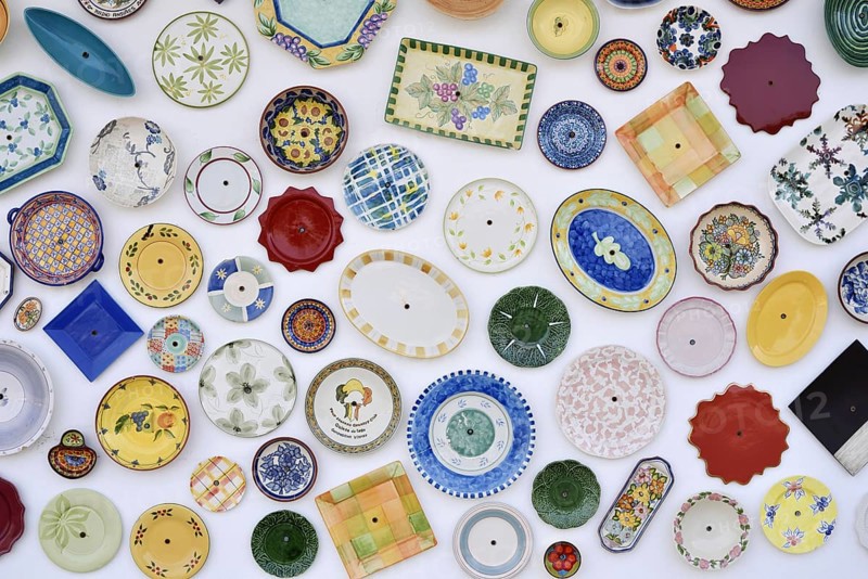 House wall with traditionally painted ceramic plates, Vila do Bispo, Algarve, Portugal