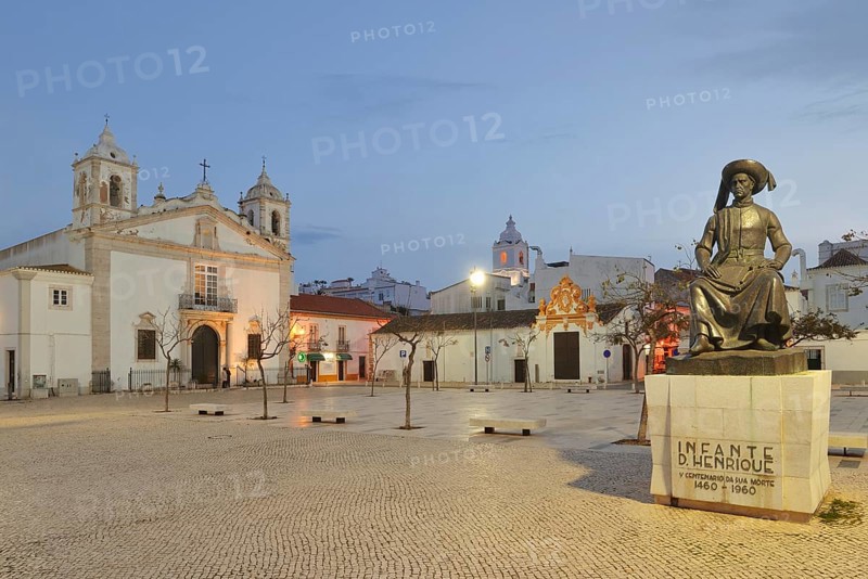 Church of Santa Maria ou da Misericordia and monument to Henry the Navigator at dusk, Praca Infante Dom Henrique, Lagos, Algarve, Portugal