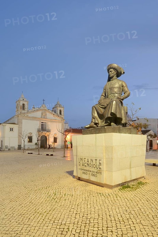 Church of Santa Maria ou da Misericordia and monument to Henry the Navigator at dusk, Praca Infante Dom Henrique, Lagos, Algarve, Portugal