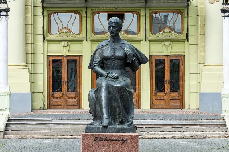 Statue of Ukrainian National Poet Olga Kobyljanska, in the back the Olha-Kobylianska Theatre, Czernowicz, Bukovina, Ukraine