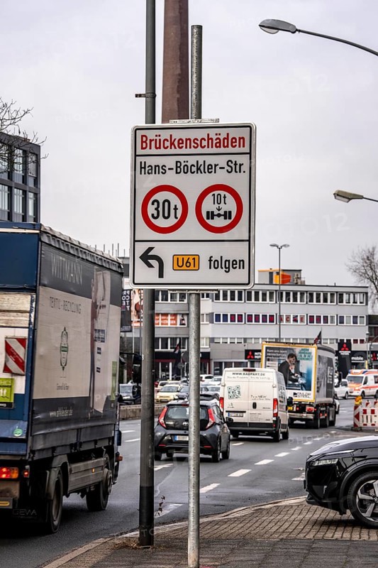 Information on bridge damage to a road bridge over a railway line, weight limit, axle load limitation so as not to increase the damage, Hans-Böckler-Straße in Essen, North Rhine-Westphalia, Germany