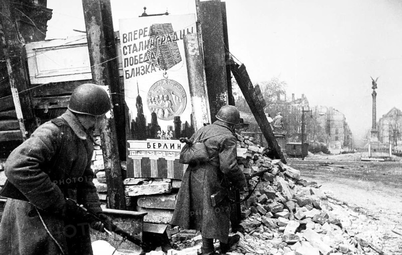 The Fall of Berlin, Strassenkampf am Halleschen Ufer, Berlin April, 1945, Germany