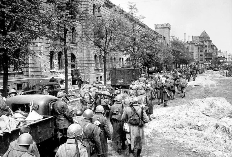 Red Army soldiers, Soviet troops at Mehringdamm 20-28 in front of the Garde-Dragoner barracks (today the headquarters of the tax office) in Friedrichhain-Kreuzberg, Berlin, April 1945