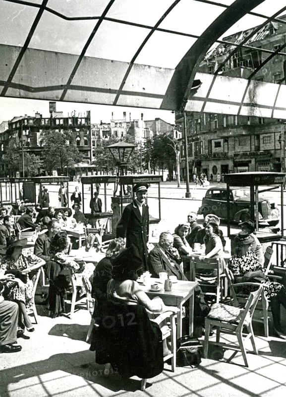 Life starts again, street coffee with guests on Kurfürstendamm, summer 1945, Berlin, Germany