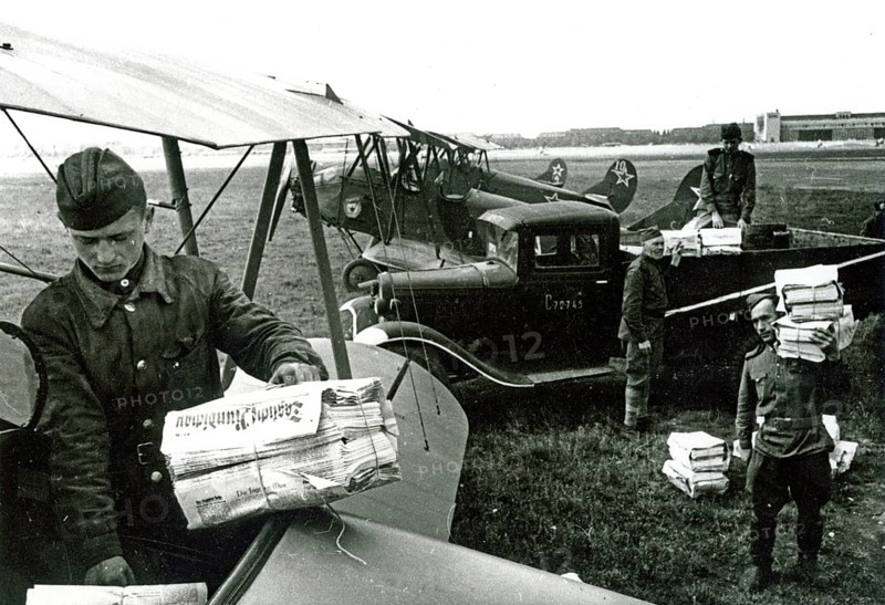 The latest issue of the newspaper 'Tägliche Rundschau, 'is delivered, June 1945, Berlin, Germany The Tägliche Rundschau was a newspaper published by the Red Army or Soviet Army in the Soviet Occupation Zone or the GDR from May 15, 1945 to the end of June 1955