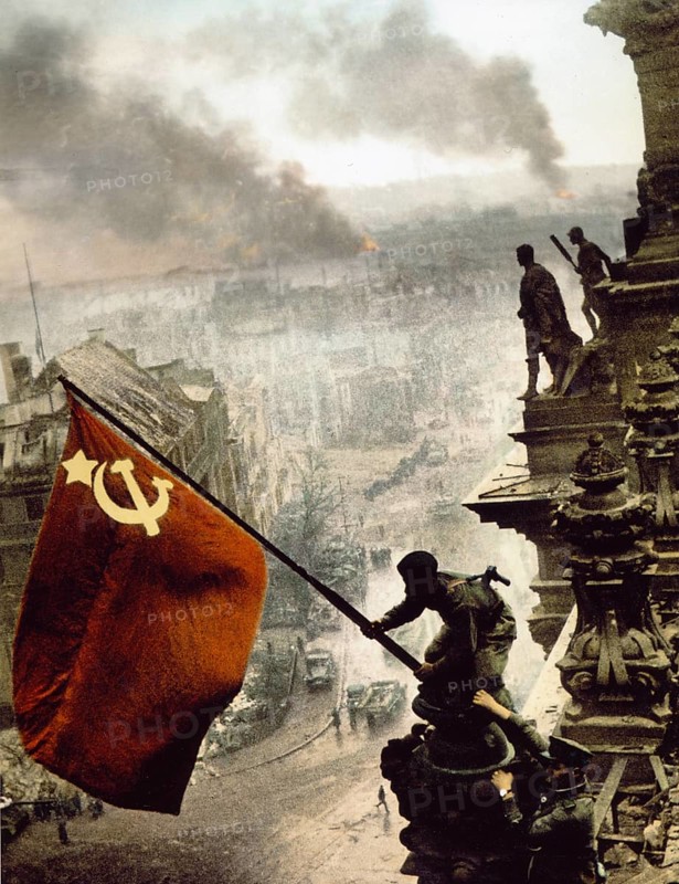 On the Berlin Reichstag, May 2, 1945, colored 1970. The three soldiers are the Ukrainian Alexei Leontyevich Kovalyov, the Kumyken Abdulchakim Isakovich Ismailov and the Belorussian Leonid Goritchev. J. Chaldej took 36 pictures, which he later also changed by adding clouds of smoke, retouching the watch and assembling further variants. The picture became an icon and symbol of the victory over National Socialism