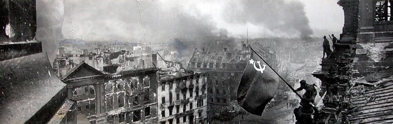 Panorama of the famous flag painting by J. Chaldej from May 2. 1945 on the Berlin Reichstag. Photo montage by Yevgeny Chaldej for a book cover. consisting of several photos and exposed clouds of smoke. J. Chaldej took a total of 36 pictures, which he later also changed by adding clouds of smoke, retouching the watch and assembling further variants. The picture became an icon and symbol of the victory over National Socialism