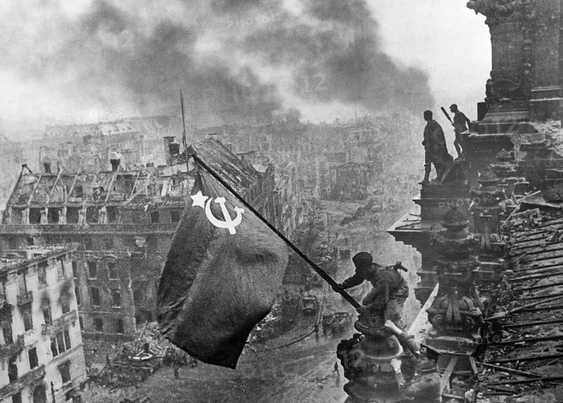 Auf dem Berliner Reichstag, 2. Mai 1945, drei sowjetische Soldaten hissen die Flagge der Sowjetunion. Bei den drei Soldaten handelt es sich den Ukrainer Alexei Leontjewitsch Kowaljow, den Kumyken Abdulchakim Issakowitsch Ismailow und den Weißrussen Leonid Goritschew. J. Chaldej machte 36 Aufnahmen, die er später auch veränderte, indem er Rauchwolken einfügte, die Uhr retuschierte und per Montage weitere Varianten anfertigte. Das Bild wurde zur Ikone und zum Symbol für den Sieg über den Nationalsozialismus