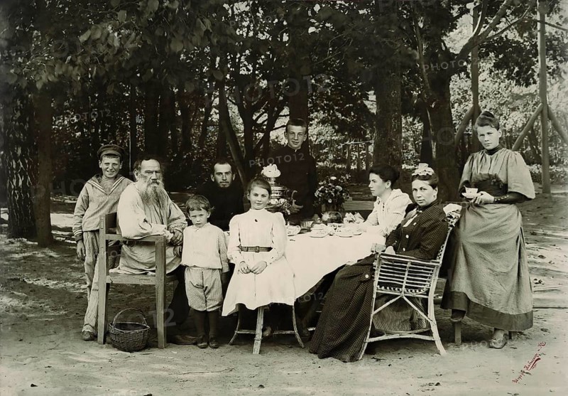 Leo Tolstoy (1828-1910) with his family in 1892 (from left to right: Mikhail, Leo Tolstoy, Ivan, Leo, Alexandra, Andrei, Tatyana, woman Sofia, Maria), Russian writer, 1892, historical His novels such as War and Peace and Anna Karenina are classics of realist literature