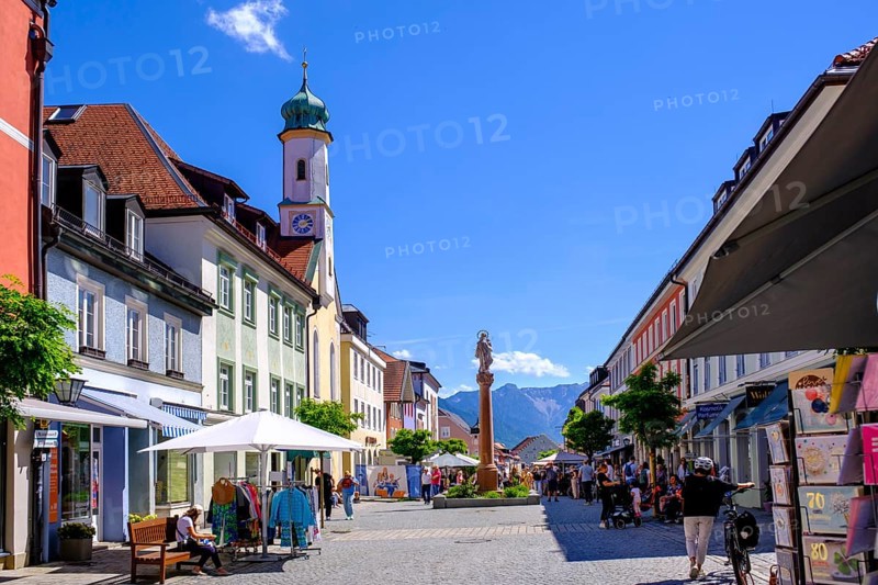 Obermarkt, Fußgängerzone, Marktstraße, mit Kirche Maria Hilf, Murnau, Upper Bavaria, Bavaria, Germany