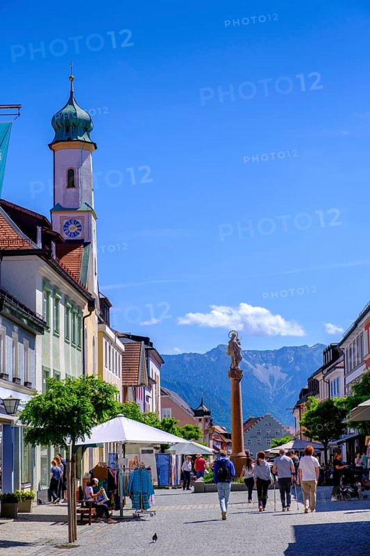 Obermarkt, Fußgängerzone, Marktstraße, mit Kirche Maria Hilf, Murnau, Upper Bavaria, Bavaria, Germany