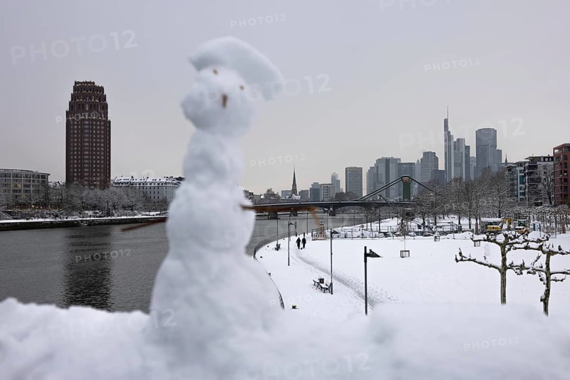 There is snow on the banks of the Main from the Wesel shipyard to the Frankfurt banking skyline, Osthafen, Frankfurt am Main, Hesse, Germany