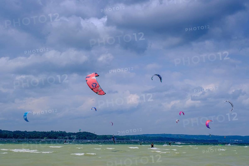 Surfer, Kite Surfer, Wind am Starnberger See, Ostseite, Fünfseenland, Upper Bavaria, Bavaria, Germany