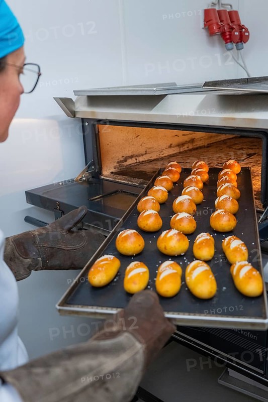 Baker holds a tray filled with evenly baked rolls, bake rolls, Haselstaller Hof, Gechingen, Germany