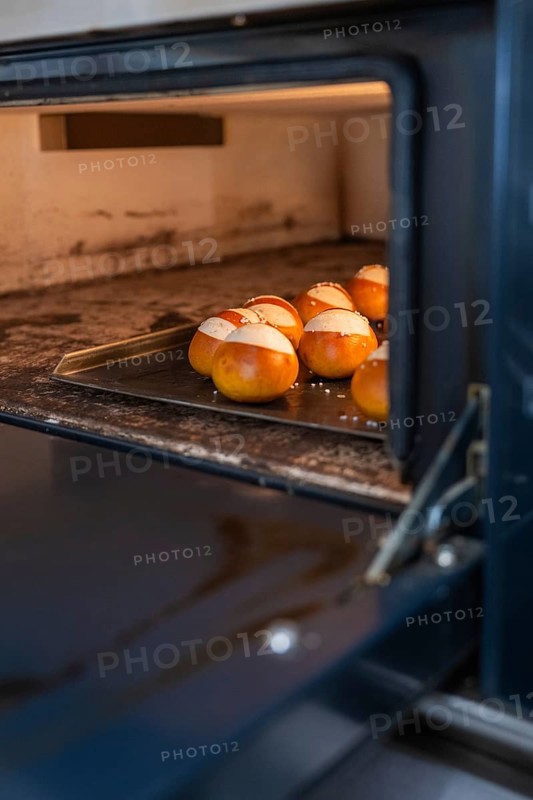 Round rolls baking in a commercial oven in the bakery, baking rolls, Haselstaller Hof, Gechingen, Germany