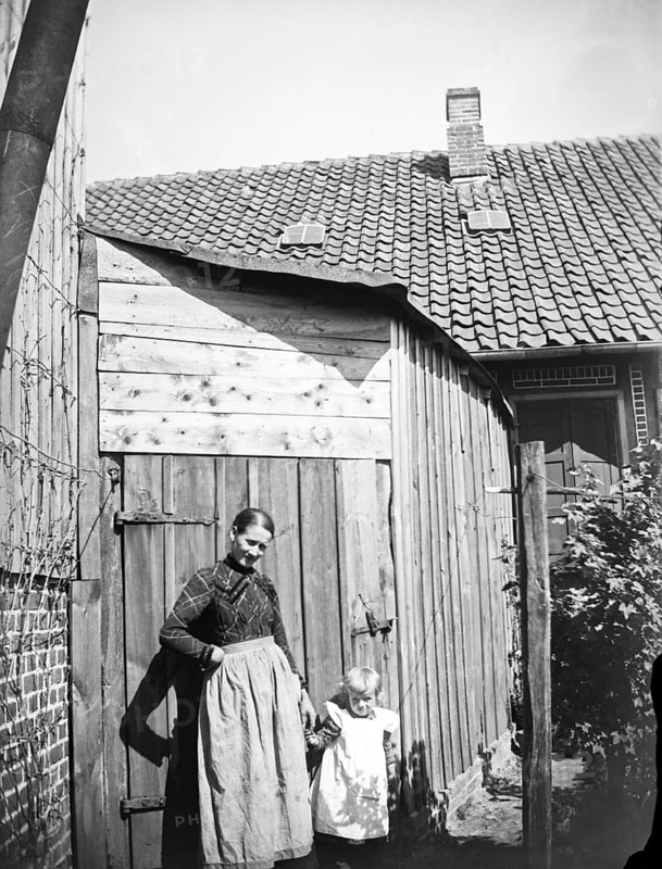 Woman and little girl posing for photo, ca. 1920-1930, retro, vintage, old, historic, northern Germany