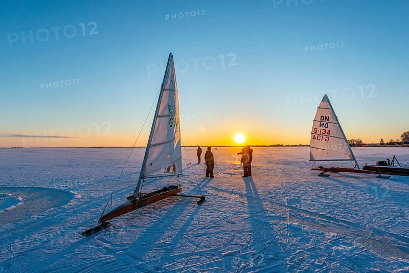 People watch ice sailboats at sunset, ice sailors on the frozen Dümmer, Dümmer See, east shore north of Lembruch, Lembruch, Diepholz district, Lower Saxony, Germany