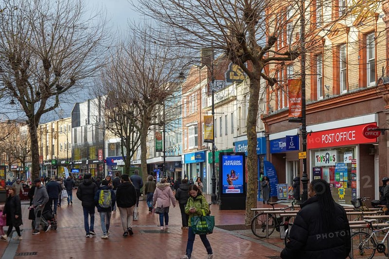 Shoppers in pedestrianised Broad Street on winter day, town centre of Reading, Berkshire, England, UK