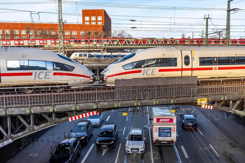 ICE and S-Bahn train on the line, railway bridge over Deutz-Mülheimer-Straße, more than 10 tracks crosses the road on 6 bridge structures, platform tracks in front of Cologne-Messe/Deutz station, North Rhine-Westphalia, Germany