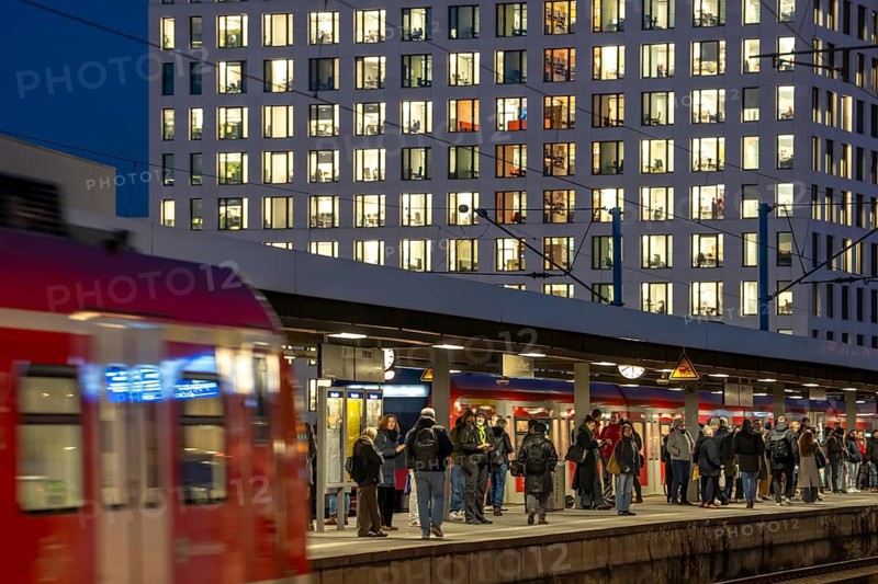 Passengers on the platform, regional train, S-Bahn, at Cologne-Messe/Deutz station, 2nd largest train station in Cologne, transfer station between long-distance and local transport, exhibition station, 8 platform tracks, office building, North Rhine-Westphalia, Germany