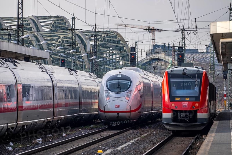 ICE long-distance train and regional trains at Cologne-Messe/Deutz station, 2nd largest station in Cologne, transfer station between long-distance and local transport, exhibition station, 8 platform tracks, Cologne Cathedral, North Rhine-Westphalia, Germany