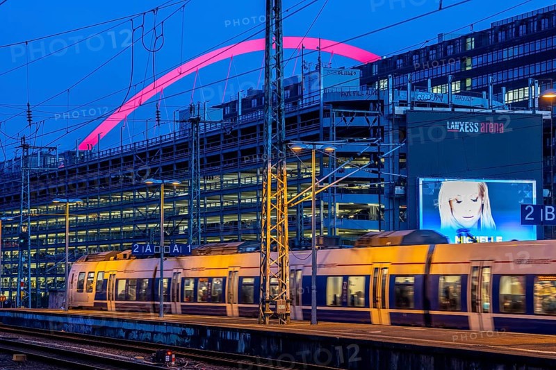 Regional train at Cologne-Messe/Deutz station, 2nd largest train station in Cologne, transfer station between long-distance and local transport, exhibition station, 8 platform tracks, Lanxess Arena arch, North Rhine-Westphalia, Germany